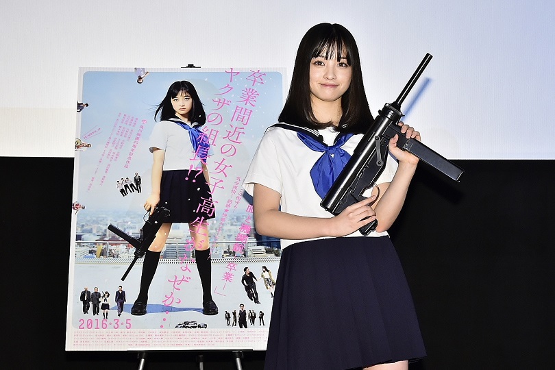 セーラー服姿の橋本環奈が機関銃をメッタ撃ち!! いろんな意味でファン