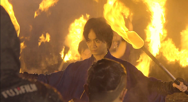 綾野剛さんがダイナミックな